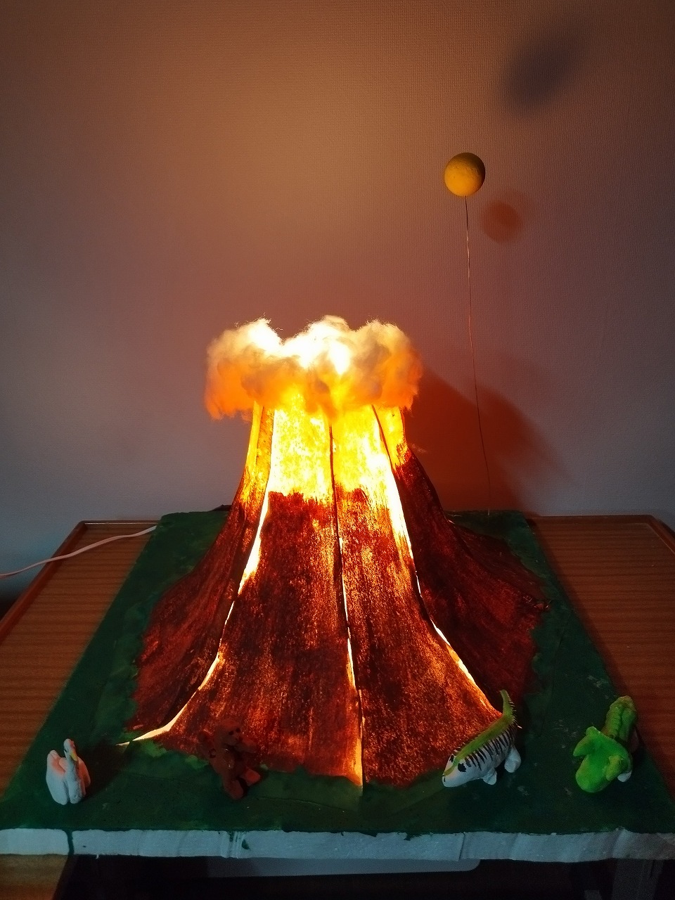 燃え上がる火山
