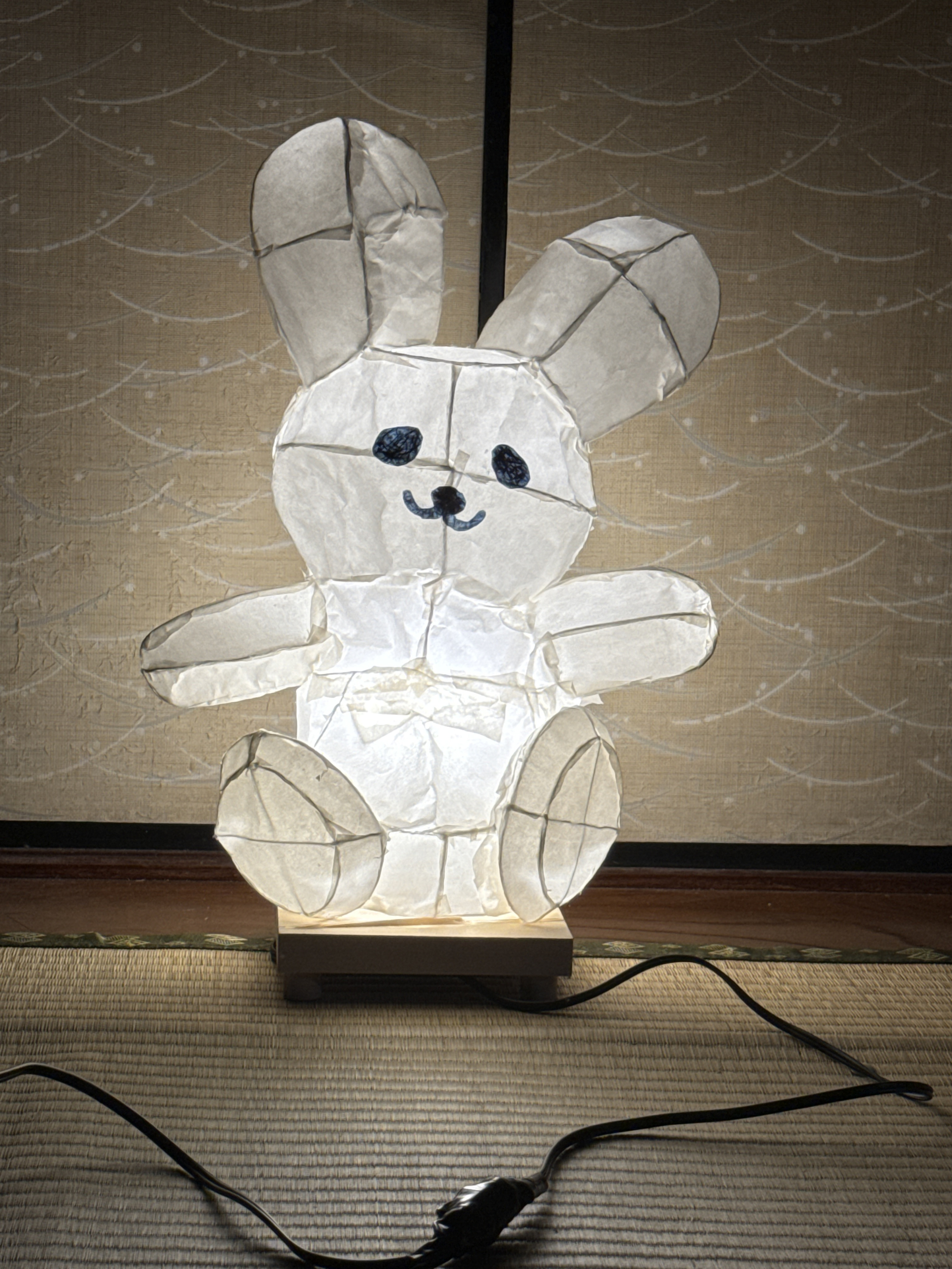 座ってるウサギ